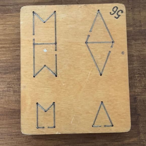 AccuCut Ellison 'Pennant Flag' Wooden Die (4.75" x 5.75") - Picture 1 of 3